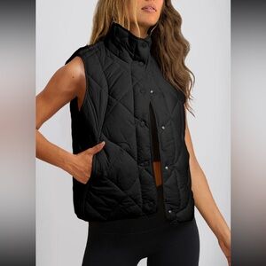 1045. Quilted button up vest in black